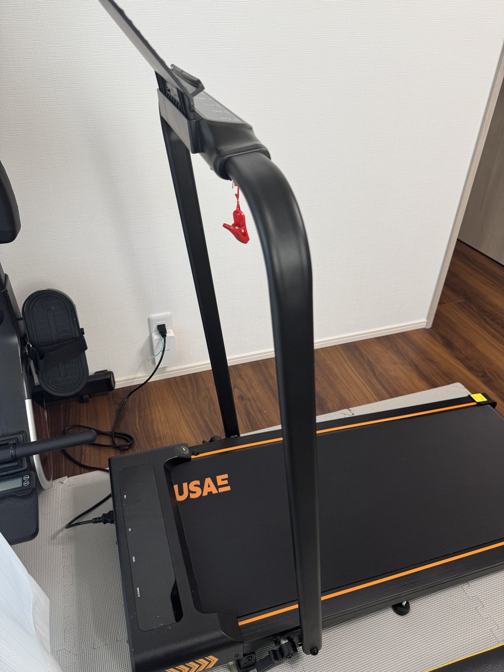 FOUSAEルームランナーのハンドルと表示パネル、TIME・CAL・SPEED・DISTANCEをその場で確認できる