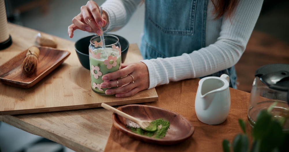 抹茶パウダーを溶かしてドリンクを準備する様子のイメージ